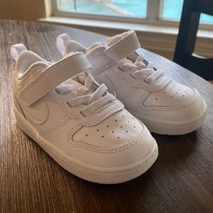 Size 7 toddler white Nike air sneakers with Velcro strap. EUC